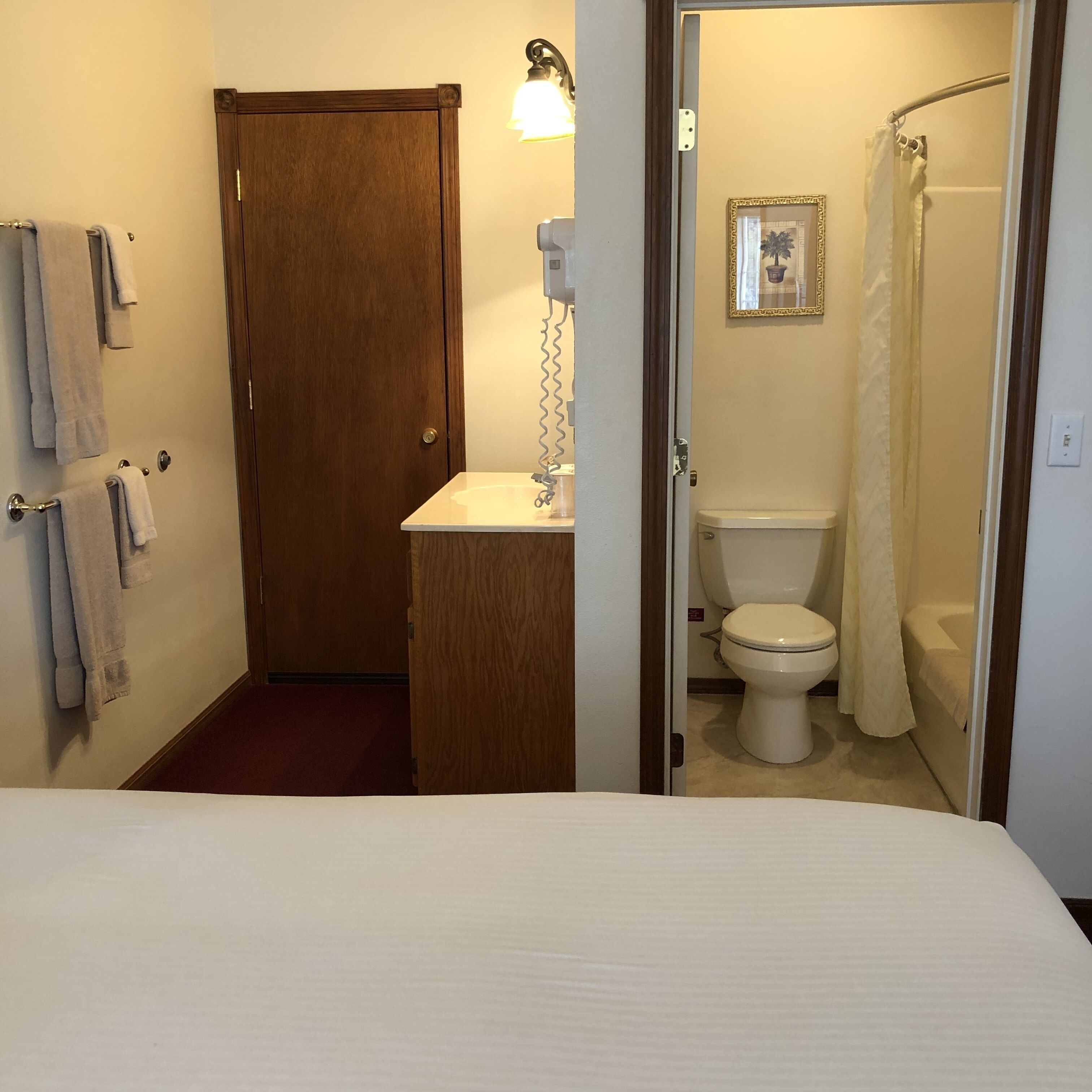 Un baño con inodoro, lavabo y cortina de ducha.