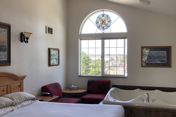 Room #12 - Queen Studio with Spa Bath (2nd Floor) | Individually decorated, individually furnished, blackout drapes