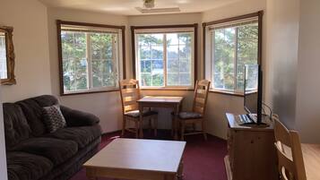 Yksilöllisesti sisustettu, yksilöllisesti kalustettu, pimennysverhot