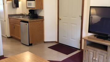 Deluxe-sviitti, 1 suuri parisänky | Yksityinen keittonurkkaus | Minijääkaappi, mikroaaltouuni, pakastin