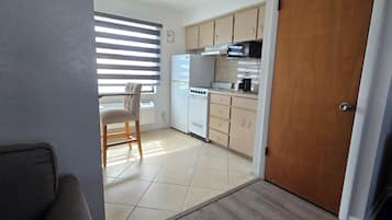 Suite estudio Deluxe, 1 cama King size, para no fumadores | Cocina privada | Refrigerador, microondas y cafetera y tetera