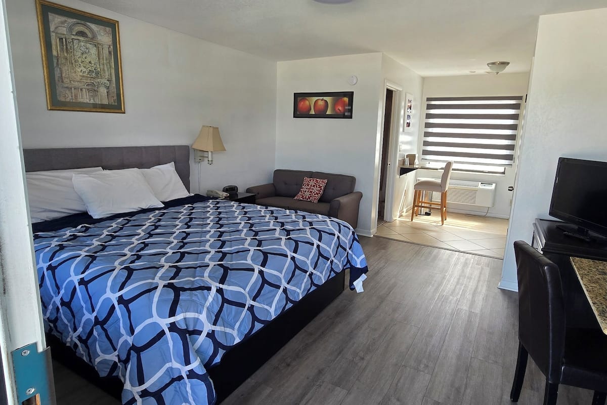 Deluxe Studio Suite, 1 King Bed, Non Smoking | 1 bedroom, iron/ironing board, free WiFi, bed sheets