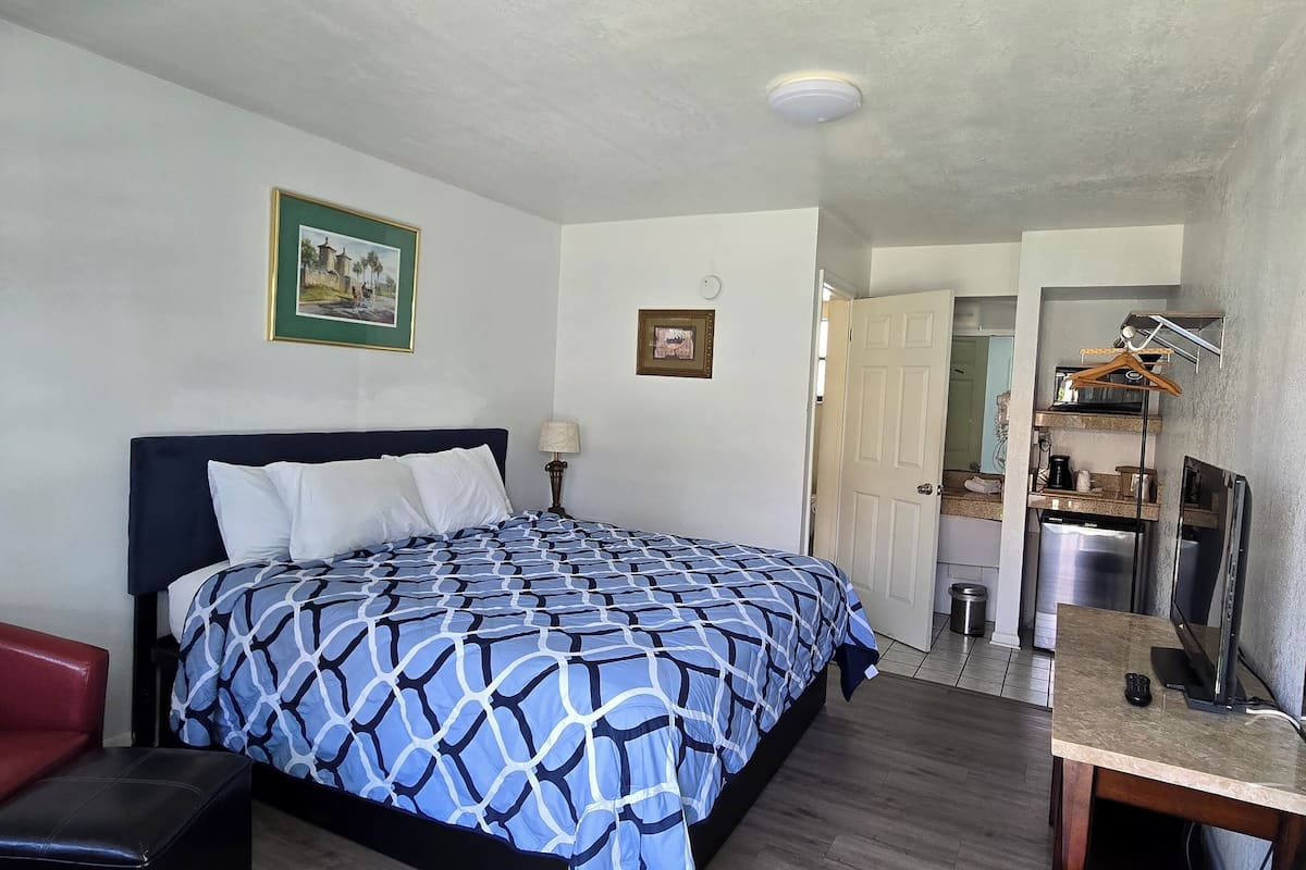 Standard Room, 1 King Bed, Non Smoking | 1 bedroom, iron/ironing board, free WiFi, bed sheets