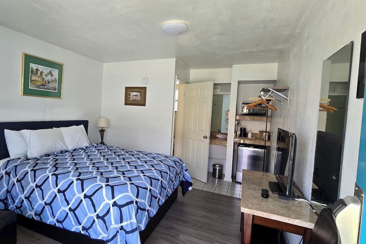 Standard Room, 1 King Bed, Non Smoking | Iron/ironing board, free WiFi, bed sheets