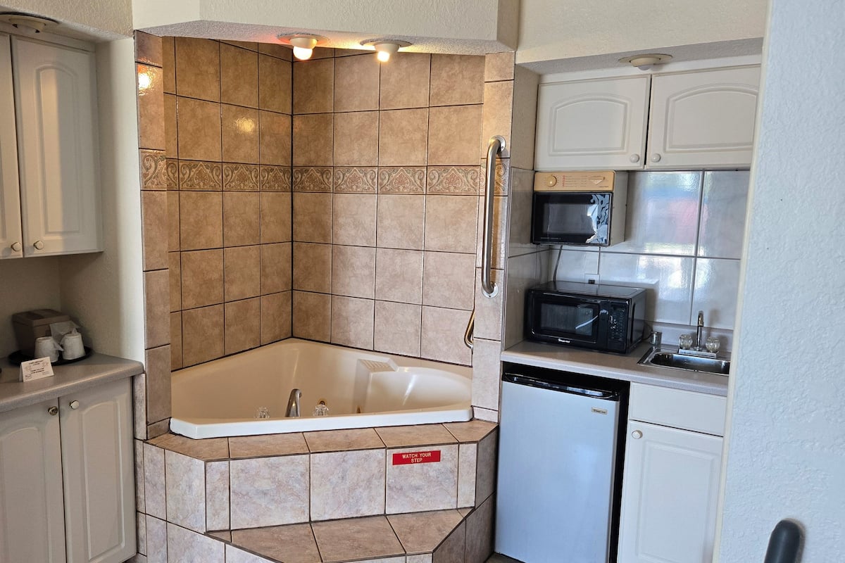 Deluxe Single Room | Bathroom | Combined shower/bathtub, free toiletries, hair dryer, towels