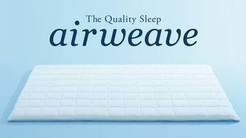 Un colchón Airweave blanco sobre fondo azul claro.