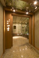 2 restaurants, lunch served, international cuisine