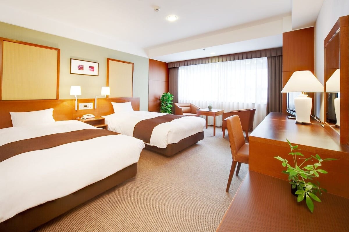 Premium bedding, blackout drapes, soundproofing