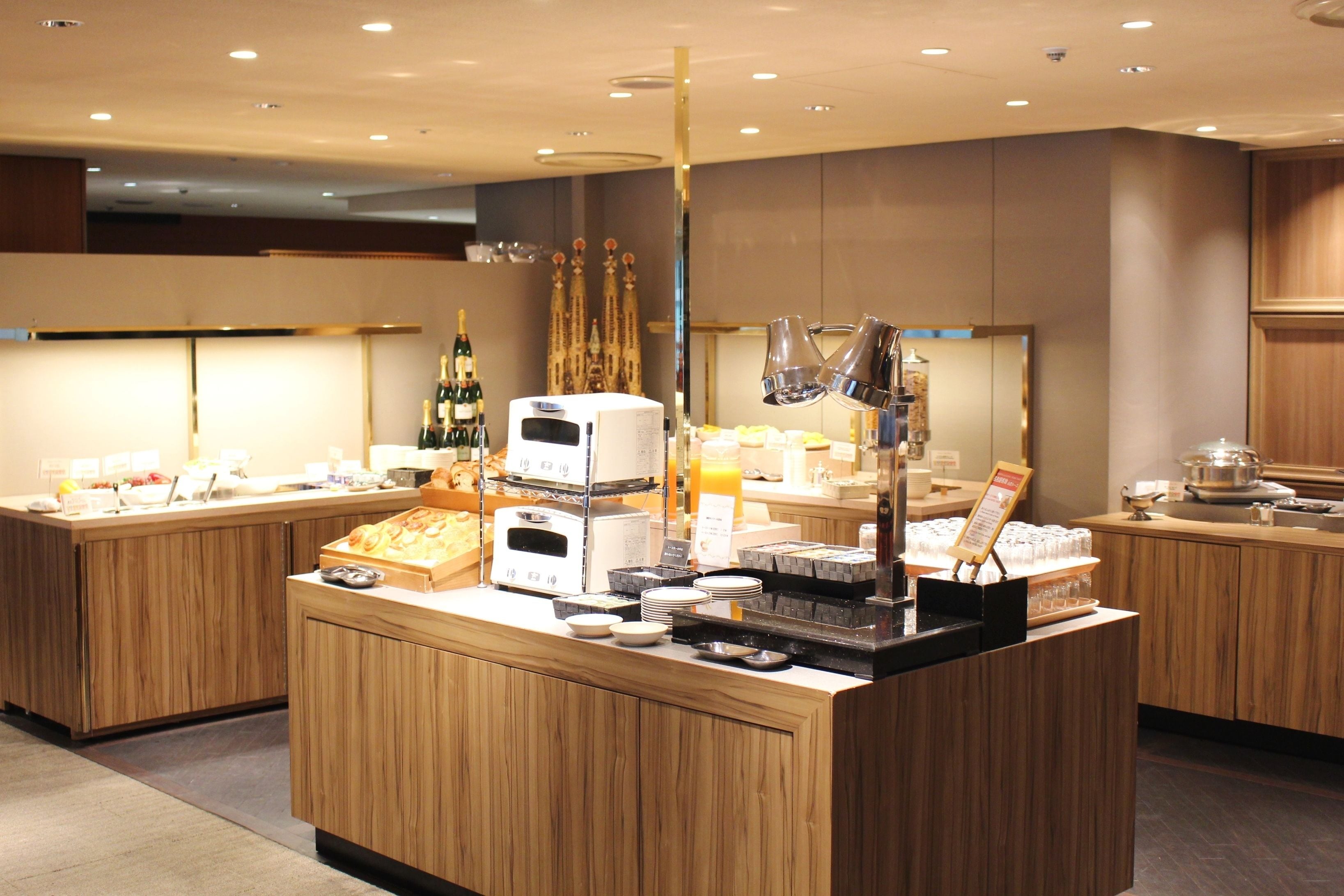daily buffet breakfast (jpy 3000 per person)