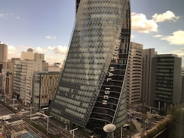 Un edificio moderno con una caratteristica facciata triangolare e la scritta "Halsey" ben visibile.
