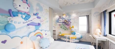 Habitación infantil con temática de Hello Kitty, que incluye decoraciones en la pared, una cama, un escritorio y una ventana con cortinas.
