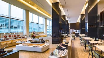 Daily buffet breakfast (JPY 2800 per person)