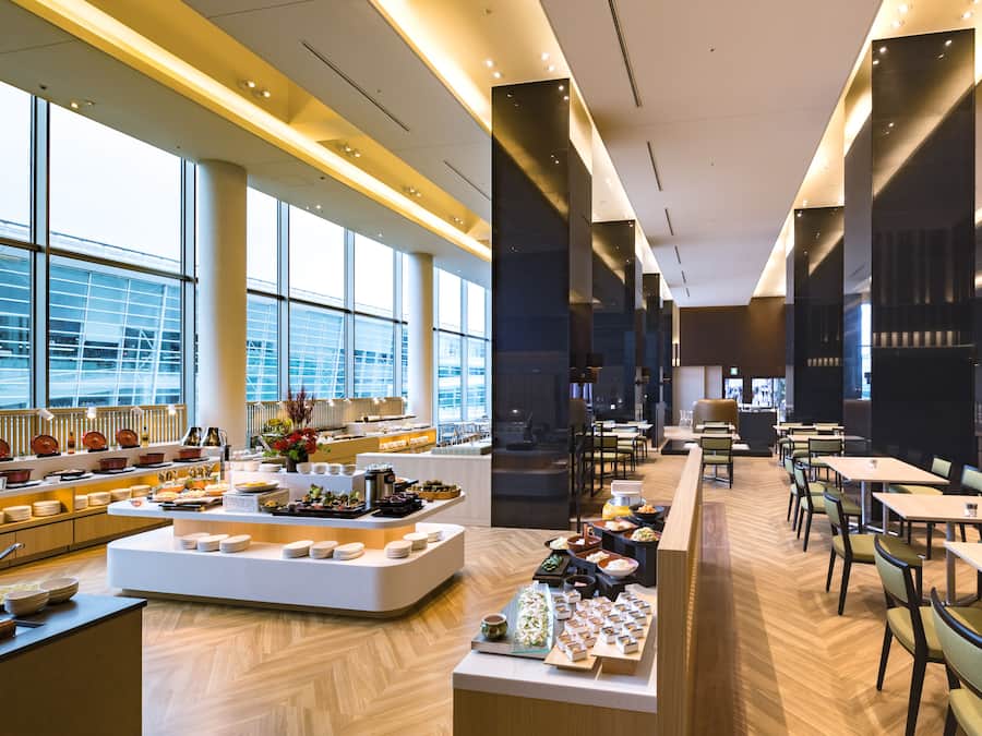 Daily buffet breakfast (JPY 2800 per person)