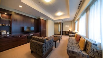 Suite, niet-roken | Luxe beddengoed, een kluis op de kamer, een bureau