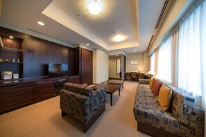 Suite, Non Smoking | Premium bedding, in-room safe, desk, blackout drapes - Centrair Hotel (Tokoname)