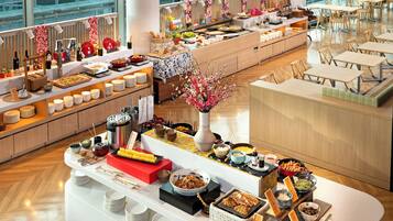 Daily buffet breakfast (JPY 2800 per person)