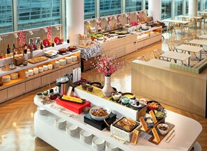 Daily buffet breakfast (JPY 2800 per person)