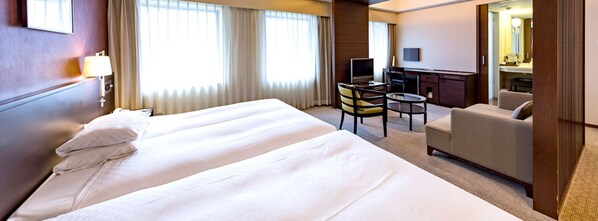 Deluxe Twin Room, Non Smoking | Premium bedding, in-room safe, desk, blackout drapes