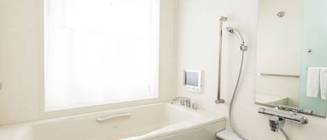 Un baño moderno con bañera, inodoro y ducha.