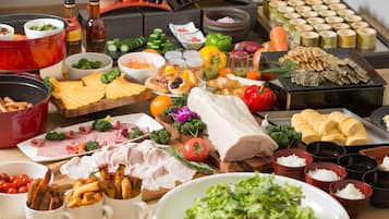 Diversos alimentos y condimentos dispuestos sobre una mesa.