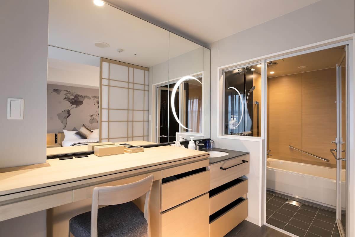 separate bathtub and shower, deep-soaking bathtub, rainfall showerhead