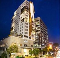 Fachada de la propiedad por la tarde o noche