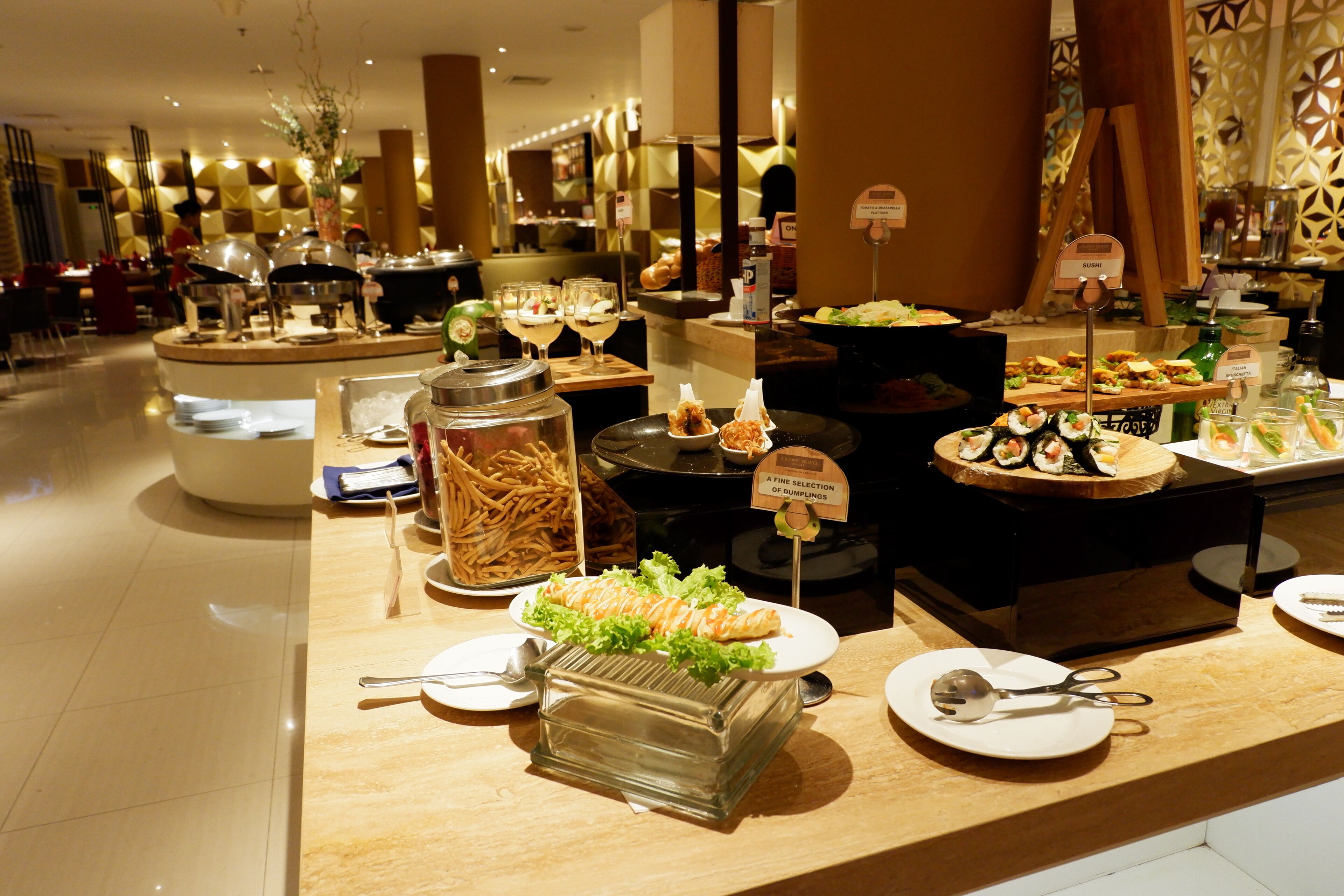 Breakfast, lunch, dinner served; international cuisine 