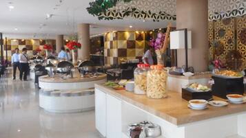 Café da manhã, almoço e jantar; culinária internacional
