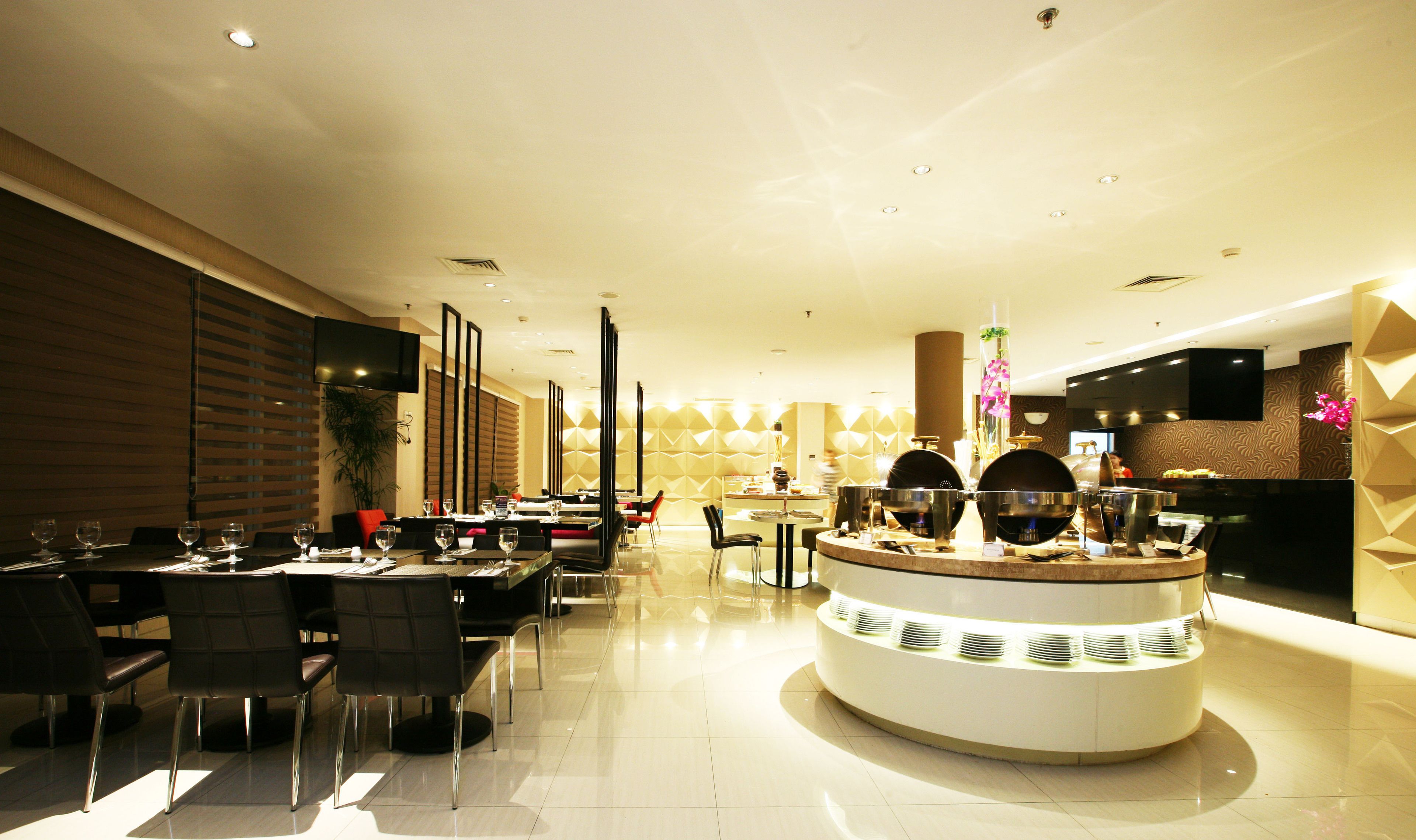 อาหารเช้าแบบบุฟเฟ่ต์ทุกวัน (IDR 106500 ต่อคน)