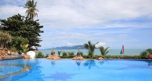 Piscina externa, espreguiçadeiras