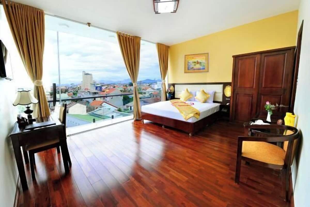 1 bedroom, hypo-allergenic bedding, minibar, in-room safe