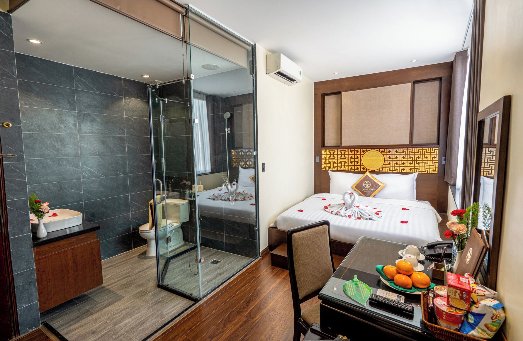 Hypo-allergenic bedding, minibar, in-room safe, desk