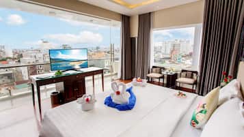 Suite, balcón, vistas a la ciudad | 1 dormitorio, ropa de cama hipoalergénica, minibar y caja fuerte