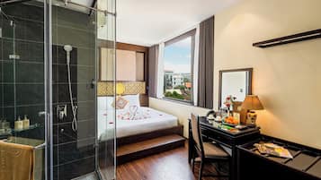 Quarto casal romântico, vista para o jardim | Roupas de cama antialérgicas, frigobar, cofres nos quartos, escrivaninha