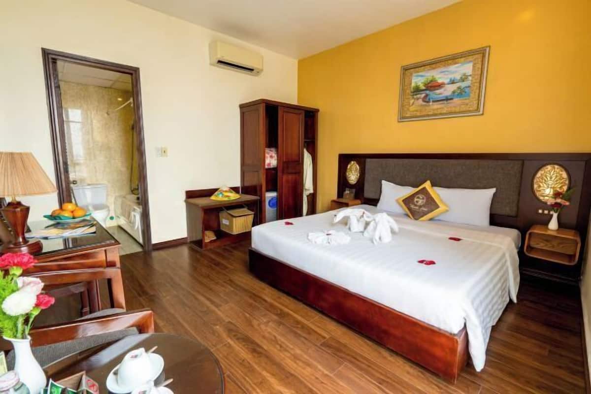 1 bedroom, hypo-allergenic bedding, minibar, in-room safe