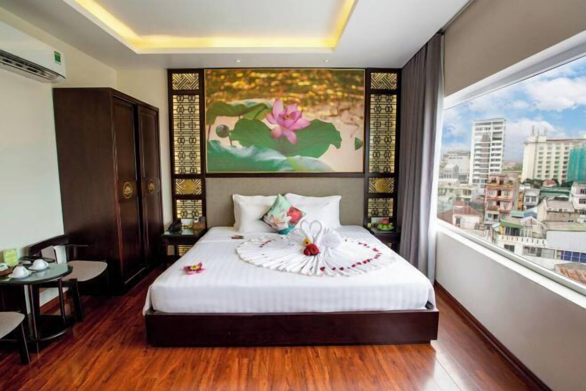 1 bedroom, hypo-allergenic bedding, minibar, in-room safe