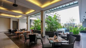 Breakfast, lunch, dinner served; Indonesian cuisine