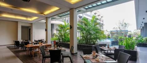 Breakfast, lunch, dinner served; Indonesian cuisine