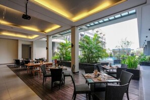 Se sirven desayunos, almuerzos, cenas y cocina indonesia 