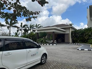 Free self parking - ILLIRA Lite Praya Lombok (Praya)