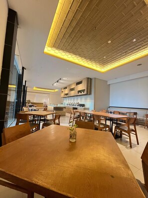 Se sirven desayunos, almuerzos y cenas; cocina indonesia