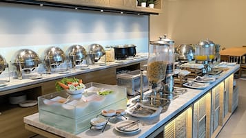 Desayuno completo diario (IDR 75000 por persona)