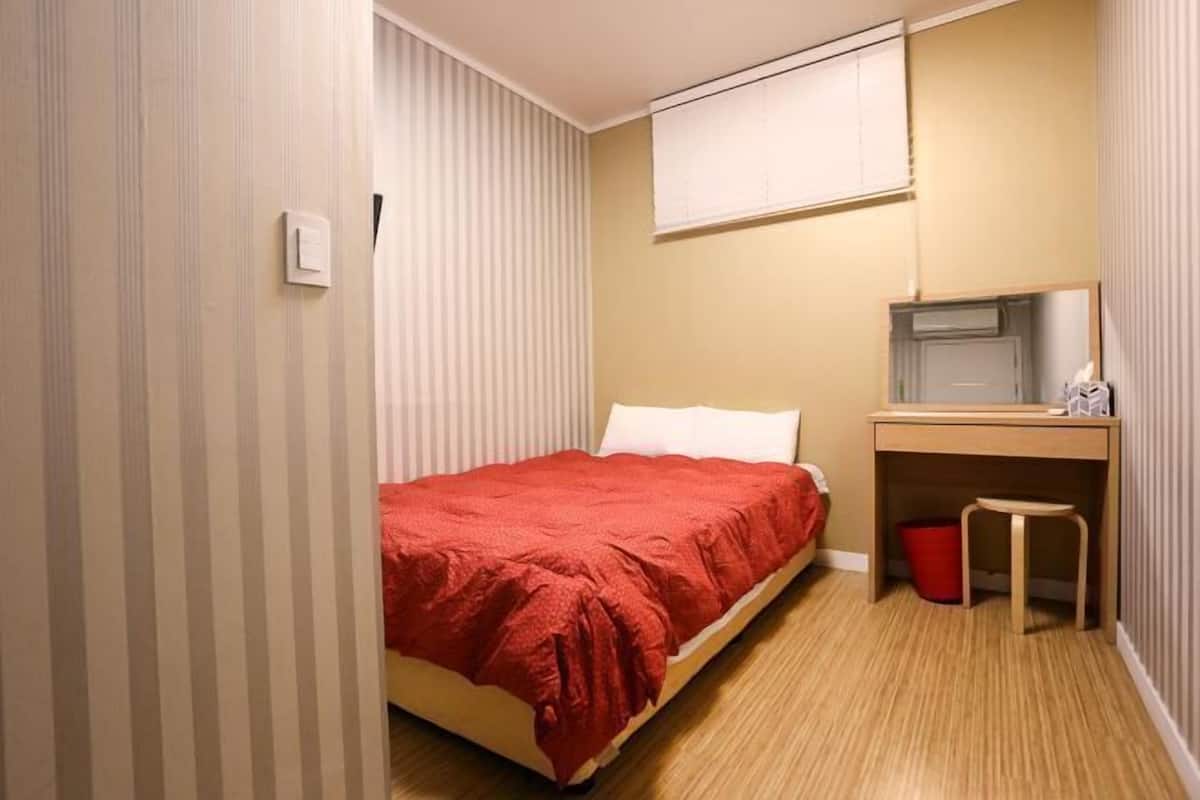 Literie de qualité supérieure, bureau, fer et planche à repasser