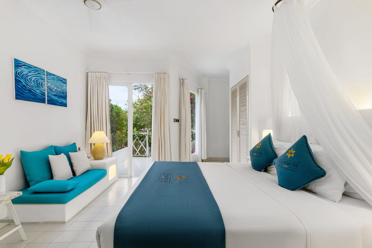 Une chambre d’hôtel moderne, équipée d’un lit, d’un canapé et offrant une vue sur l’extérieur.