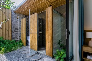 Retreat Bungalow Double | Bathroom | Shower, hydromassage showerhead, designer toiletries, hair dryer