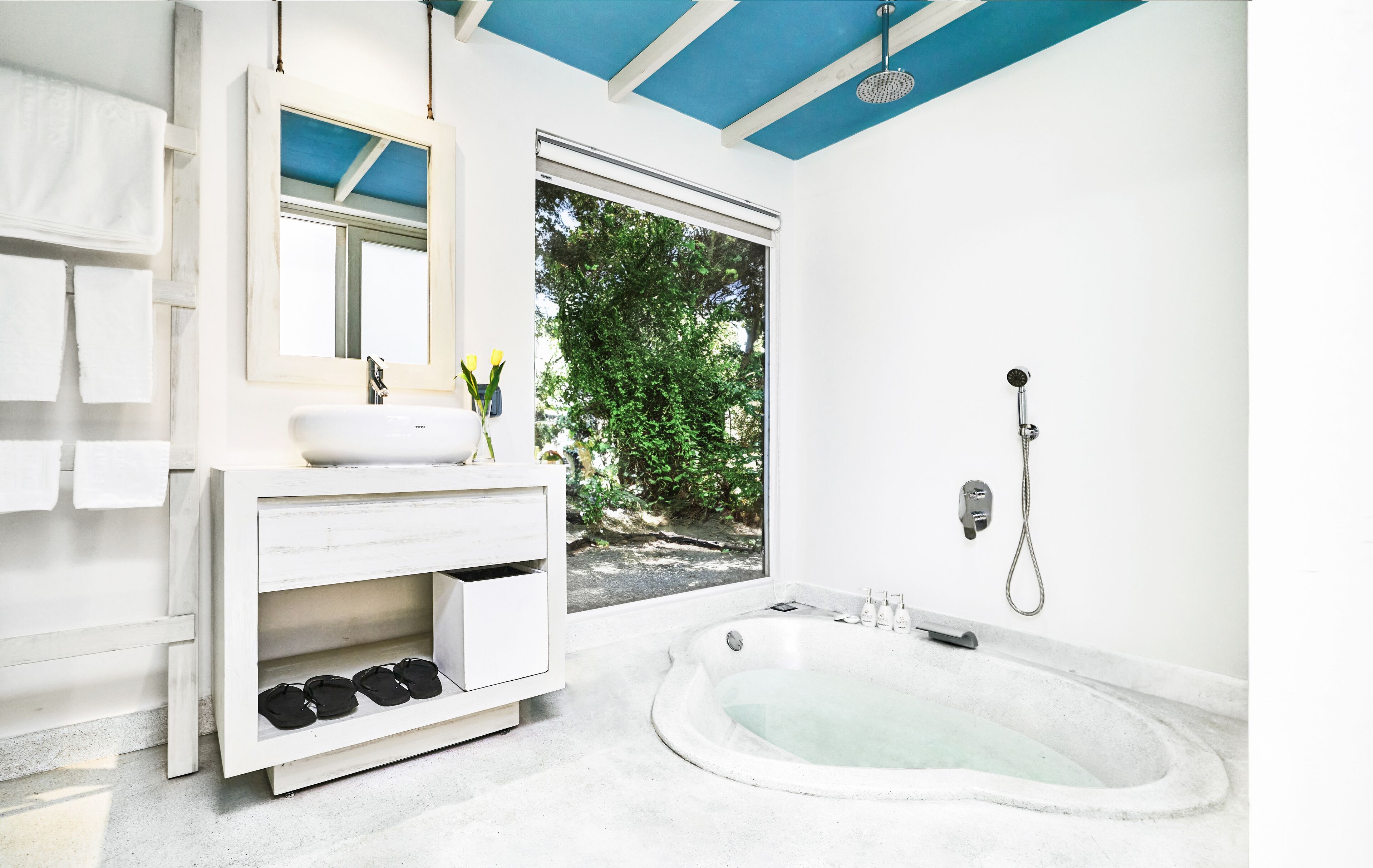 garden bungalow double | bathroom | shower, hydromassage showerhead, designer toiletries, hair dryer