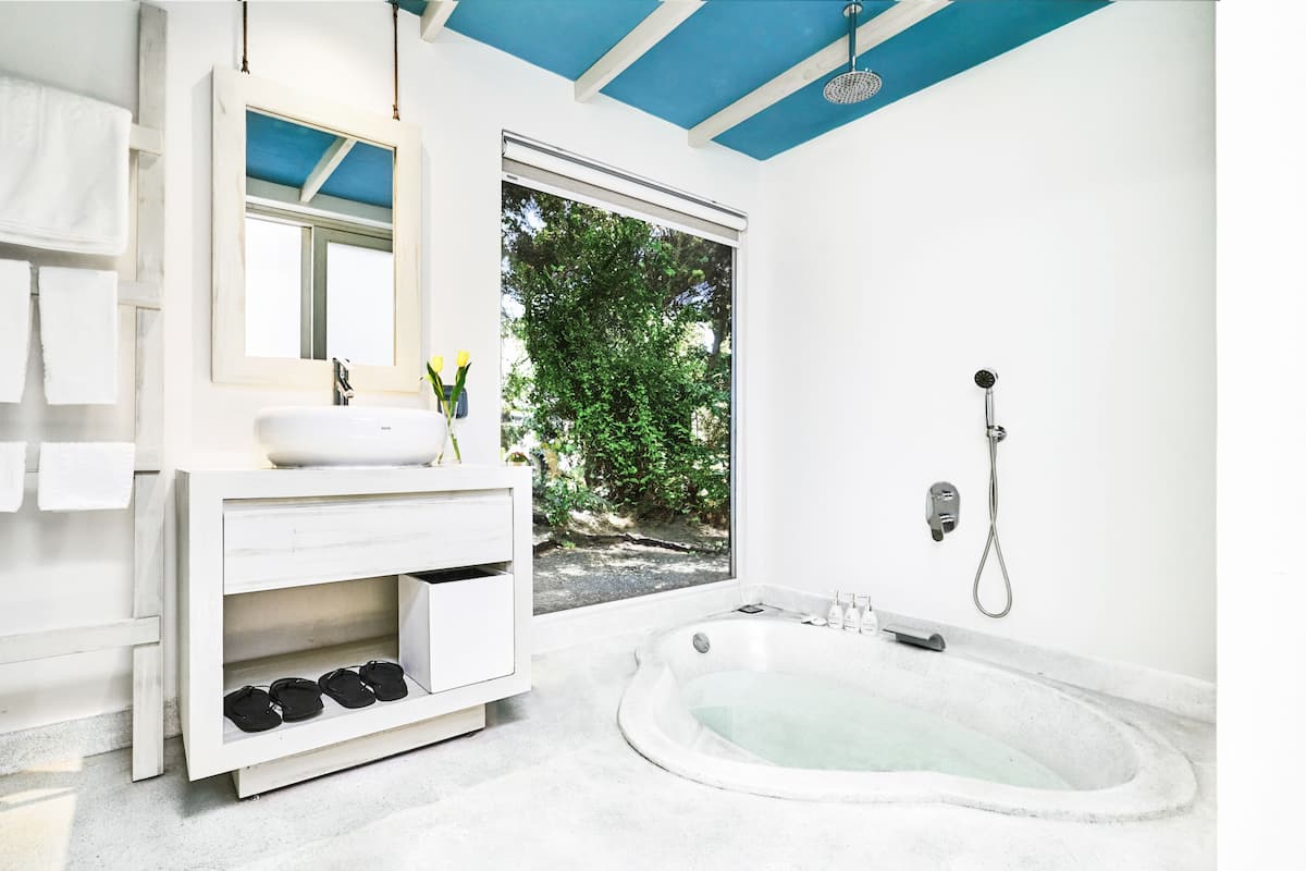 garden bungalow double | bathroom | shower, hydromassage showerhead, designer toiletries, hair dryer
