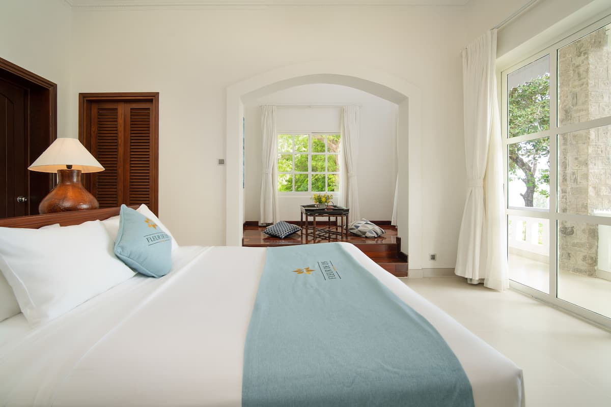 Oasis Pool Villa 3 Bedrooom | Bộ trải giường bằng vải cotton Ai Cập, bộ đồ giường cao cấp