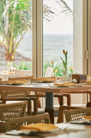 Se sirven desayunos y cocina internacional, con vista a la playa