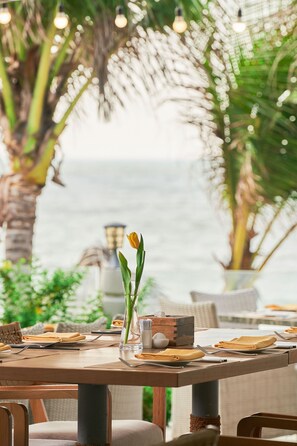 Se sirven desayunos y cocina internacional, con vista a la playa